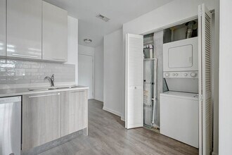 932 W Dakin St, Unit 304 in Chicago, IL - Building Photo - Building Photo