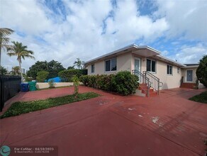 1571 NE 109th St in Miami, FL - Foto de edificio - Building Photo