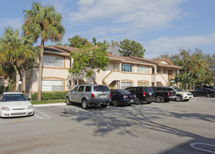 Coral Village Condominiums in Coral Springs, FL - Building Photo - Building Photo