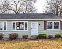 11 Hope Farms Dr in Agawam, MA - Building Photo