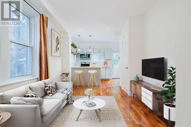 2066 Gerrard St E in Toronto, ON - Building Photo - Building Photo