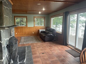 2225 Connecticut River Rd in Springfield, VT - Foto de edificio - Building Photo