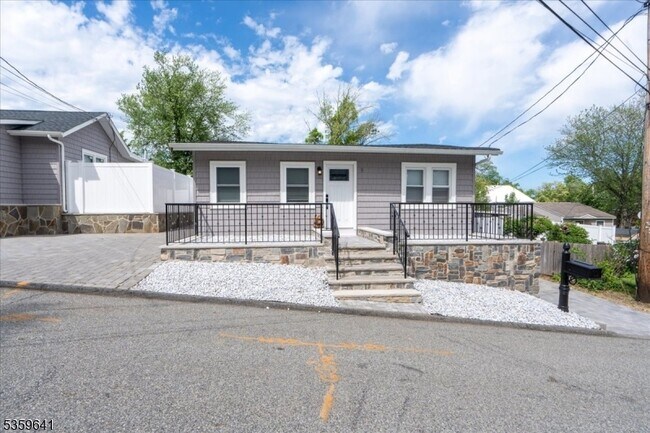 1 Lambert Rd in West Milford, NJ - Building Photo - Building Photo