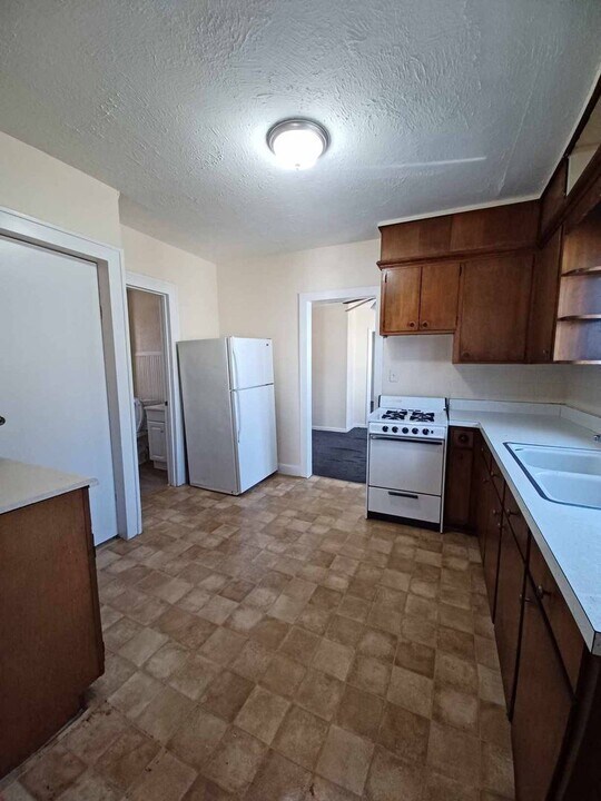 2219 Burton St in Rockford, IL - Building Photo