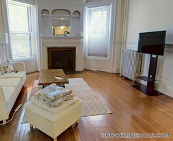 1071 Beacon St in Brookline, MA - Building Photo