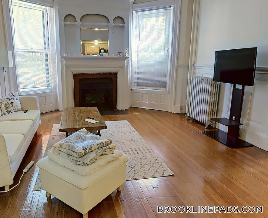 1071 Beacon St in Brookline, MA - Building Photo