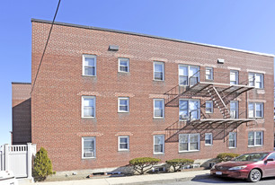 2560 College Point Blvd in Flushing, NY - Foto de edificio - Building Photo