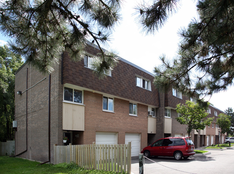 894-899 Tandridge Cres in Toronto, ON - Building Photo