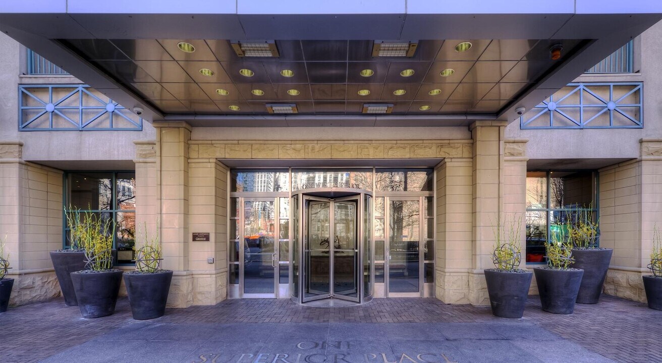 1 W Superior St in Chicago, IL - Foto de edificio