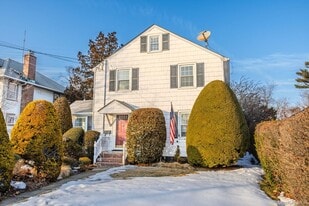 91 Ireland Pl in Amityville, NY - Building Photo