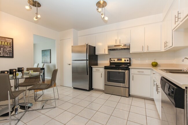 Les Tours Lakeshore in Pointe-claire, QC - Building Photo - Building Photo