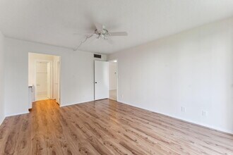 250 NW 67th St in Boca Raton, FL - Building Photo - Building Photo