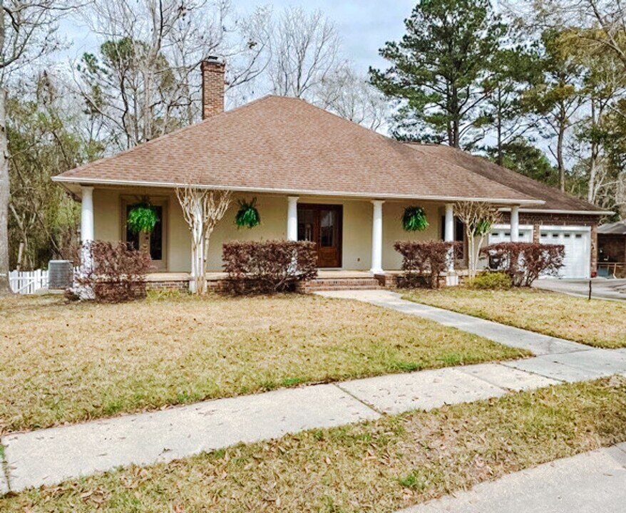 3605 Point Clear Dr in Ocean Springs, MS - Building Photo