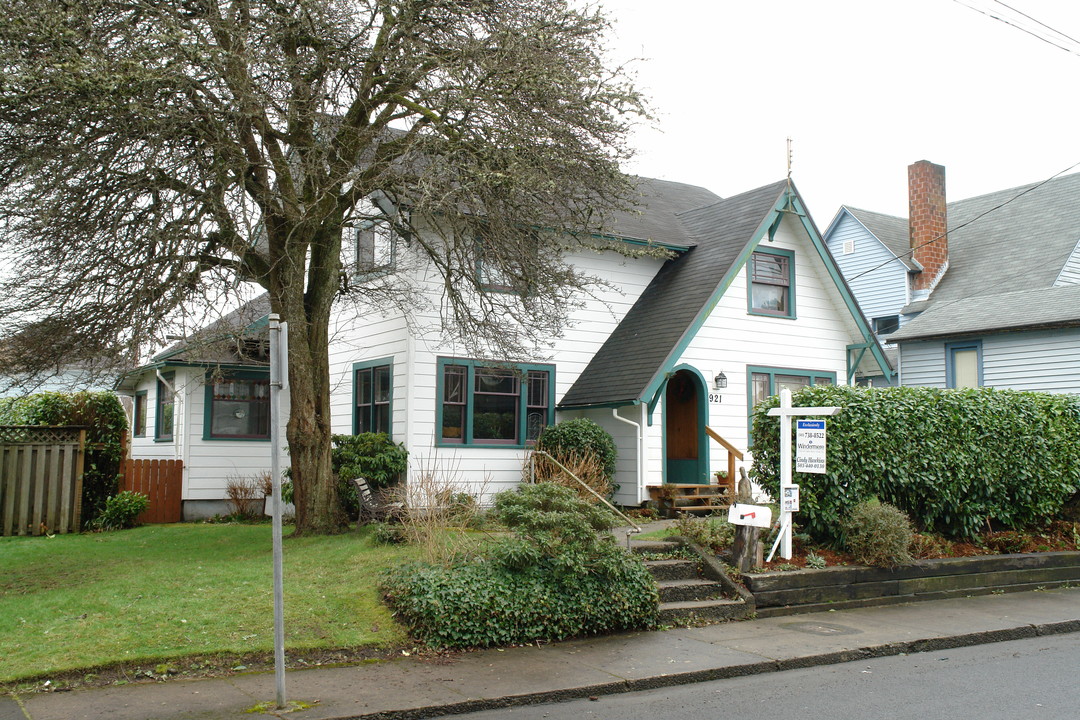 921 First St in Seaside, OR - Building Photo