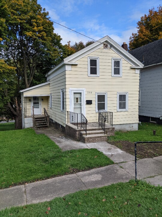 239 E 9th St in Oswego, NY - Building Photo