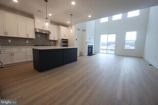 4 Cherry Ln in West Windsor Township, NJ - Building Photo