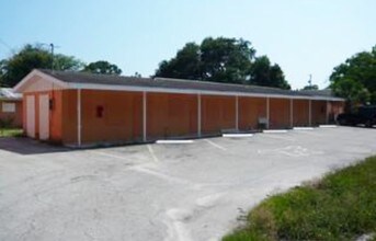 200 S Mccall Rd in Englewood, FL - Foto de edificio - Building Photo