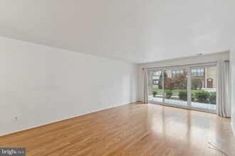 2817 Jermantown Rd in Oakton, VA - Building Photo - Building Photo