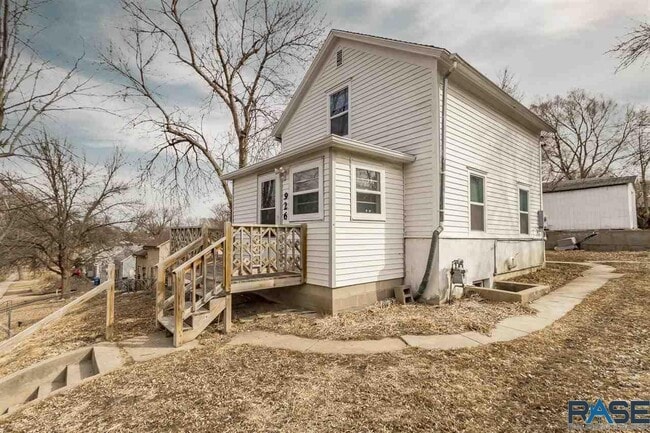 property at 926 N Walts Ave