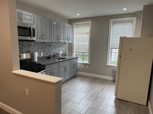 19-12 Grove St in Queens, NY - Building Photo - Building Photo
