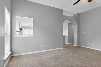 5470 Twin Lakes Dr in College Park, GA - Foto de edificio - Building Photo