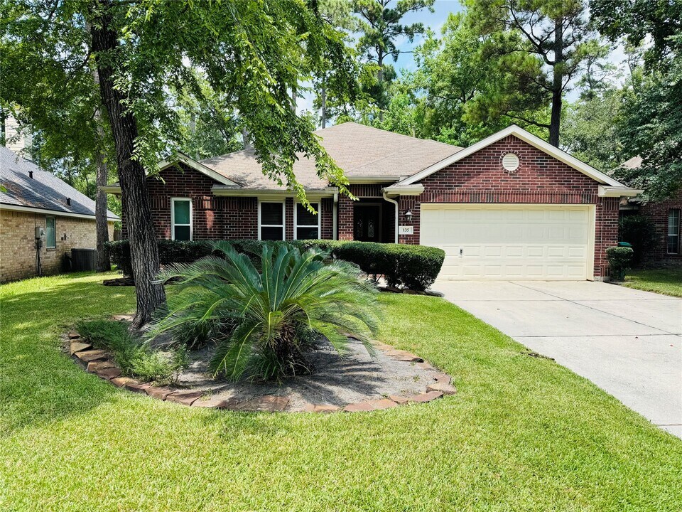 135 N Wynnoak Cir in The Woodlands, TX - Building Photo