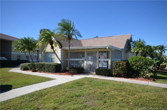 1566 SE Royal Green Cir in Port St. Lucie, FL - Building Photo - Building Photo