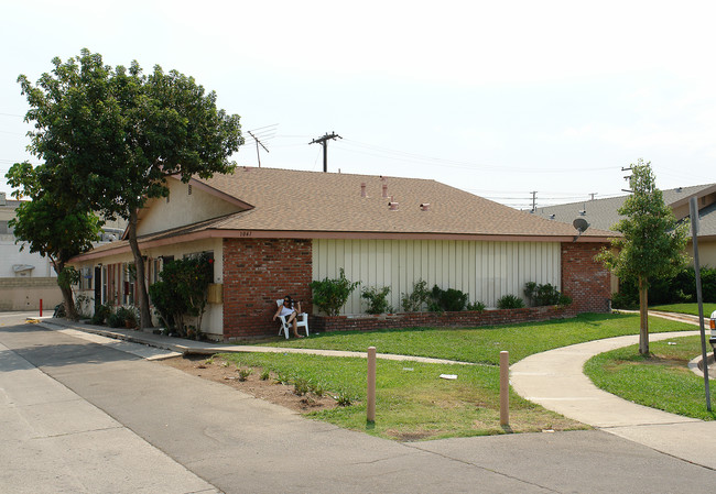 1041 N Shattuck Pl in Orange, CA - Building Photo - Building Photo