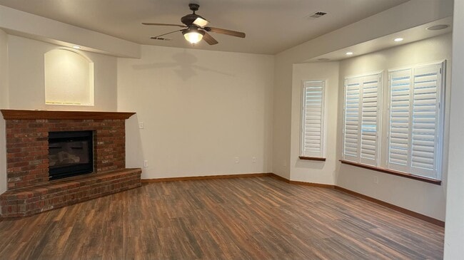 521 Sherwood Ct in Hanford, CA - Building Photo - Building Photo