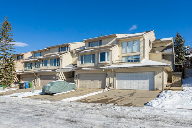 7048 Edgemont Dr NW in Calgary, AB - Building Photo - Building Photo