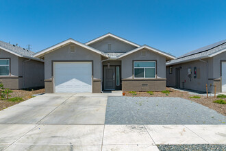 Brenwtood Crossing in Bakersfield, CA - Building Photo - Building Photo