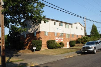 The Oak Tree Apartments in Portland, OR - Building Photo - Building Photo