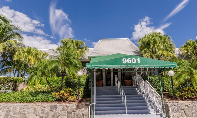 18081 SE Country Club Dr in Jupiter, FL - Building Photo - Building Photo