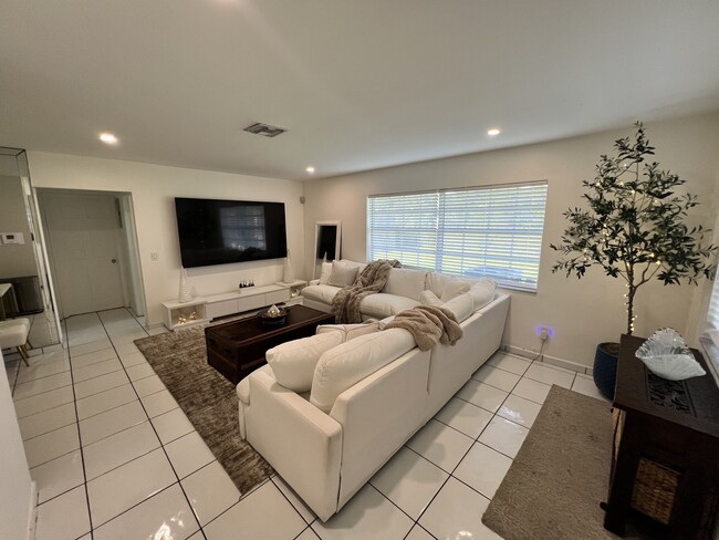 3021 Albatross Rd, Unit 3