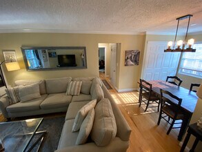 1628 W Abingdon Dr, Unit 101 in Alexandria, VA - Building Photo - Building Photo
