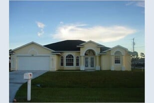 601 SW Grove Ave in Port St. Lucie, FL - Building Photo