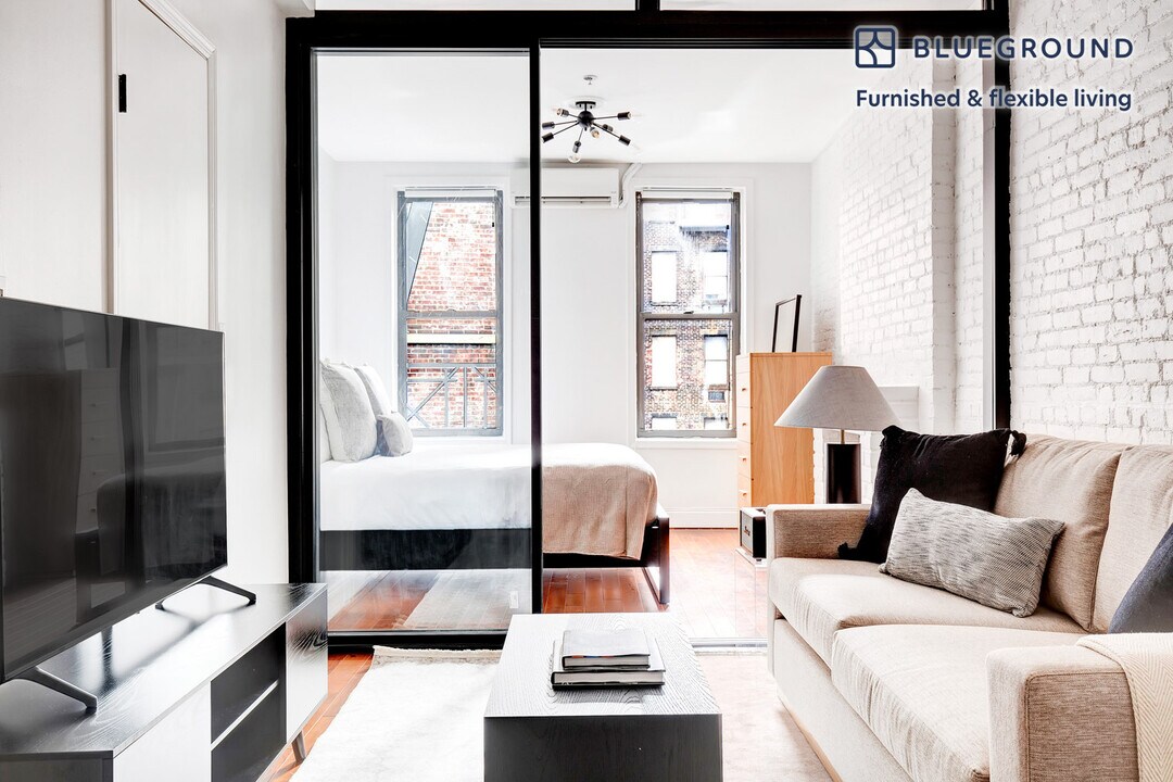 661 Washington St, Unit FL3-ID740 in New York, NY - Building Photo
