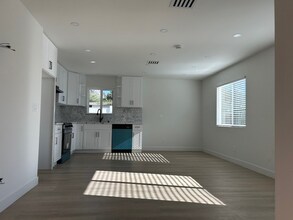 13344 Hubbard St in Los Angeles, CA - Foto de edificio - Building Photo