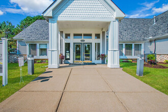 Whispering Lakes Apartments in Shelby Township, MI - Foto de edificio - Building Photo