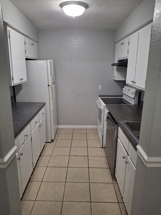 5509 Fountain Lake Cir, Unit c204 in Bradenton, FL - Building Photo