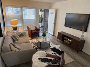 14122 Delano St, Unit B in Van Nuys, CA - Building Photo - Building Photo