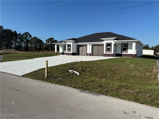 832 Holmes Ave in Lehigh Acres, FL - Building Photo - Building Photo