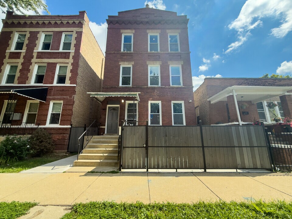 1015 N Lawndale Ave in Chicago, IL - Building Photo