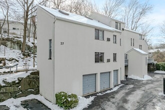 Putnam Green in Greenwich, CT - Building Photo - Building Photo