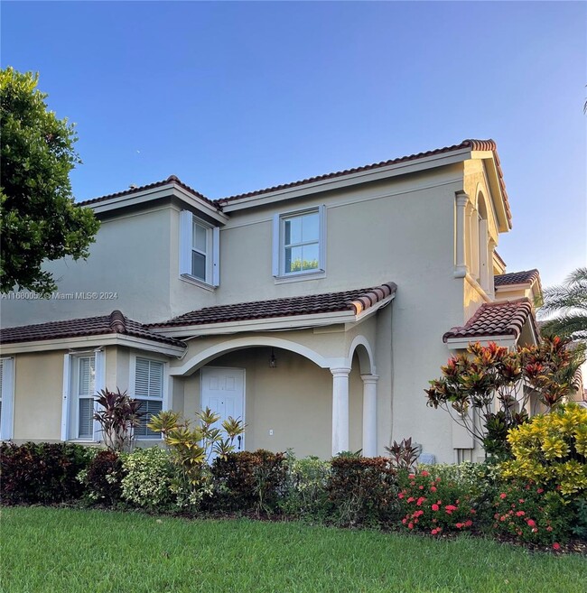 10815 NW 84th Ln in Doral, FL - Foto de edificio - Building Photo