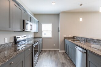 Shelby Pointe Village in Shelby Township, MI - Building Photo - Building Photo
