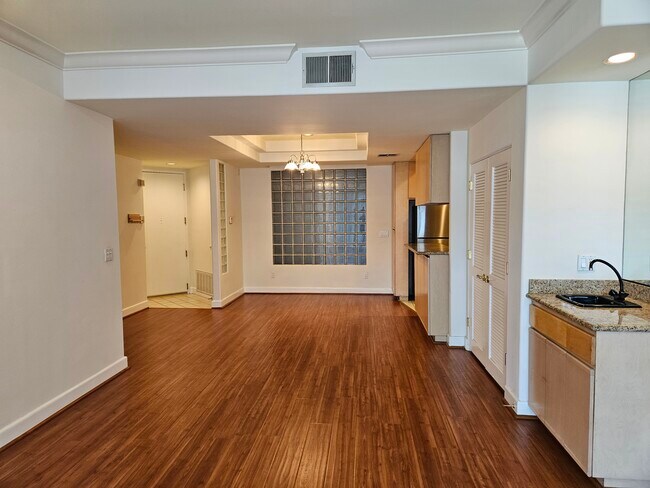 390 S Sepulveda Blvd, Unit Montana in Los Angeles, CA - Foto de edificio - Building Photo