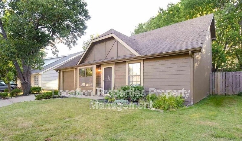 2401 Sequoia Ct in Lawrence, KS - Building Photo