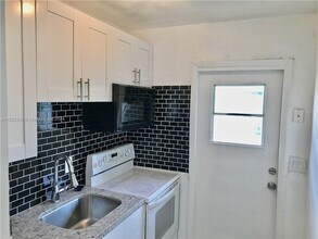 309 Phippen Waiters Rd-Unit -3 in Dania Beach, FL - Building Photo - Building Photo