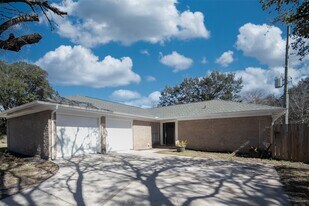 13703 Piping Rock Ln in Houston, TX - Building Photo